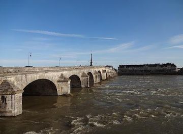 france/centre-val-de-loire/landmark/pont-jacques-gabriel