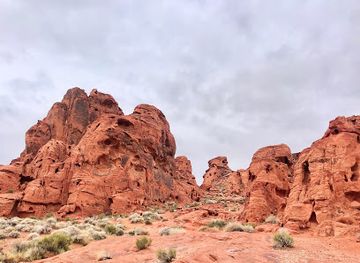 nevada/valley-of-fire-state-park/landmark/fire-cave-windstone-arch