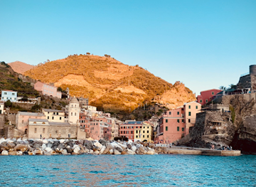 italy/cinque-terre/landmark/fish-and-chill-boat-tour