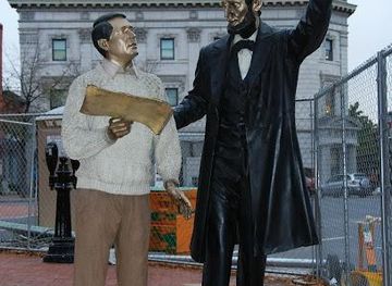 maryland/frederick/landmark/lincoln-statue-pointing-to-willis-house