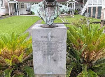 south-carolina/beaufort/landmark/robert-smalls-statue