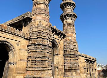 india/ahmedabad/landmark/jhulta-minar-bibiji-masjid