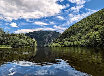 new-jersey/delaware-water-gap-national-recreation-area/landmark/delaware-water-gap-travel-plaza