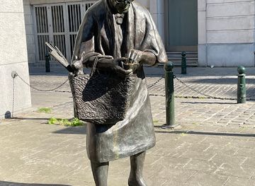 belgium/hesbaye/landmark/sculpture-madame-chapeau