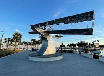 florida/st-petersburg/landmark/benoist-plaza