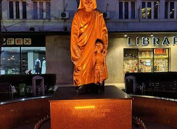 kosovo/mitrovica/landmark/mother-theresa-statue