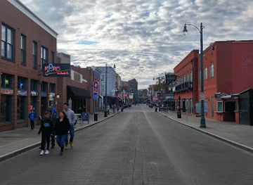 tennessee/memphis/beale-street/landmark/elvis-statue