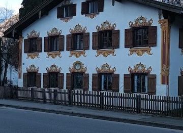austria/innsbruck/landmark/luftlmalerei-fensterumrahmungen-eine-fatalistische-inschrift