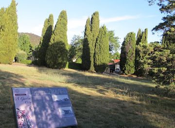 australia/canberra/landmark/canberra-tracks-alt-crescent