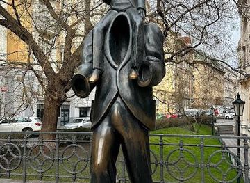 czechia/prague/landmark/statue-of-franz-kafka