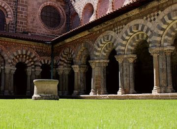 france/rhone-alpes/landmark/cloitre-de-la-cathedrale-du-puy-en-velay