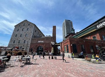 canada/toronto/distillery-district/landmark/big-heart