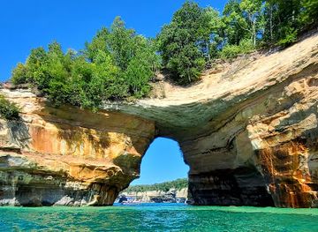 michigan/pictured-rocks-national-lakeshore/landmark/pictured-rocks-kayaking-paddle-in-comfort-knowing-the-boat-is-with-you