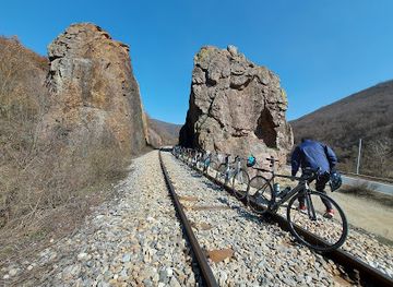 kosovo/drenica/landmark/guri-i-plakes
