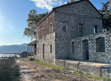 albania/ksamil-region/landmark/forgotten-house