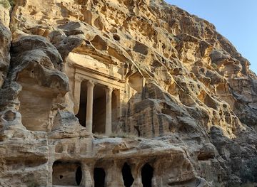 jordan/petra/wadi-musa/landmark/triclinium