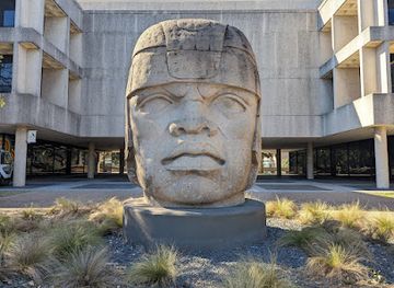 texas/central-texas/landmark/dolph-briscoe-center-for-american-history