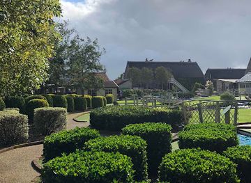 guernsey/grandes-rocques/landmark/oatlands-village