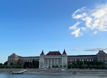 hungary/transdanubia/landmark/duna-cruises-budapest-sightseeing-boat-tours