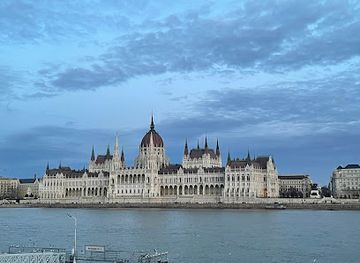 hungary/transdanubia/landmark/vorosmarty-ter
