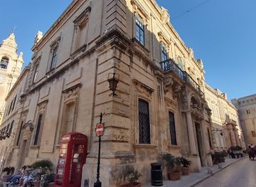 malta/mdina/landmark/telephone-booth-containing-an-aed-device