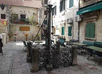 montenegro/herceg-novi/landmark/old-fountain-karampana