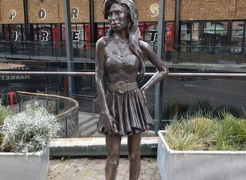 united-kingdom/windsor/attraction/amy-winehouse-statue-2