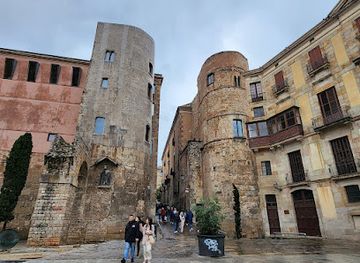 spain/barcelona/landmark/roman-city-wall-in-barcelona