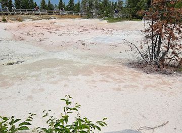 wyoming/yellowstone-national-park/landmark/fountain-paint-pot-trail