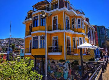 chile/valparaiso/cerro-bellavista/landmark/ascensor-reina-victoria