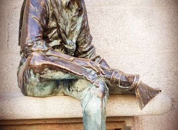 spain/madrid/la-latina/landmark/hombre-sentado