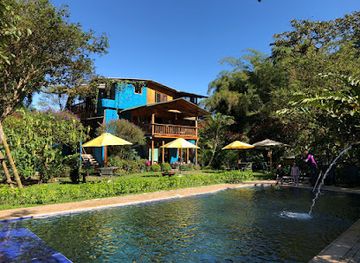 ecuador/mindo-cloud-forest/landmark/el-abrazo-del-arbol-farm-eco-lodge