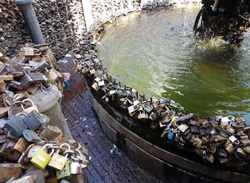uruguay/salto-grande-dam/landmark/fountain-of-the-padlocks