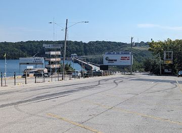 missouri/lake-of-the-ozarks/landmark/lake-of-the-ozarks-welcome-sign