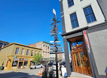 kentucky/frankfort/landmark/bourbon-traveler-signpost