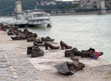 hungary/tatabanya/landmark/shoes-on-the-danube-bank