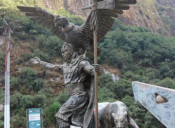peru/inca-trail/landmark/statue-of-pachacutec-condor-puma-anaconda