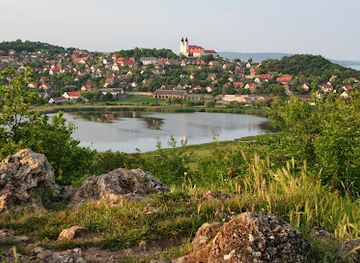 hungary/balaton-uplands/landmark/tihanyi-bences-apatsag