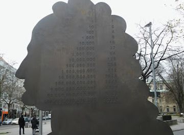 germany/hannover/landmark/leibniz-statue