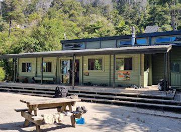 new-zealand/abel-tasman-national-park/landmark/bark-bay-hut