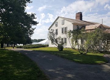 rhode-island/narragansett-bay/landmark/smith-s-castle