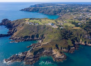 guernsey/grandes-rocques/landmark/jerbourg-kiosk