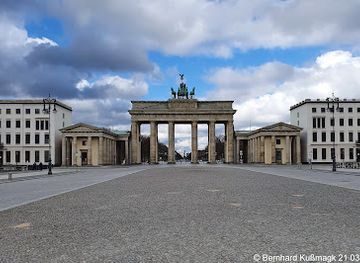 germany/brandenburg/landmark/tourist-information-at-brandenburg-gate