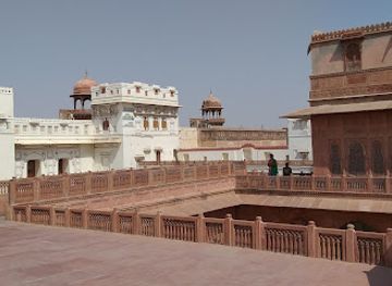 india/udaipur/landmark/under-the-sun-aquarium-udaipur