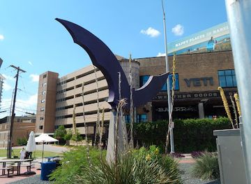 texas/austin/south-congress/landmark/bat-sculpture