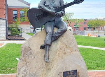 tennessee/gatlinburg/landmark/dolly-parton-statue