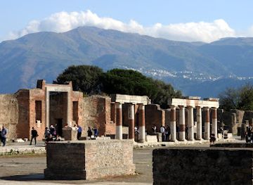 italy/pompeii/landmark/building-of-eumachia