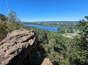 iowa/driftless-area/landmark/sugar-loaf-bluff