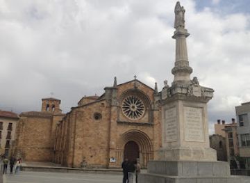 spain/avila/landmark/monumento-a-las-grandezas-de-avila
