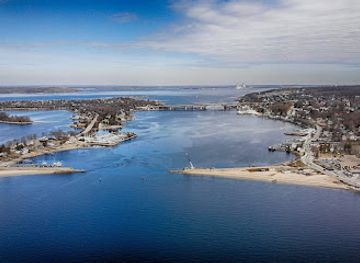 rhode-island/narragansett-bay/landmark/fort-barton-and-ft-barton-woods